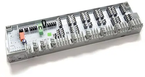 Daikin Kabelklemmleiste mit mehreren Anschlussklemmen zur Regelung in Einzelräumen. Die Platine ist in einem grauen Gehäuse untergebracht und zeigt diverse Anschlussmöglichkeiten.